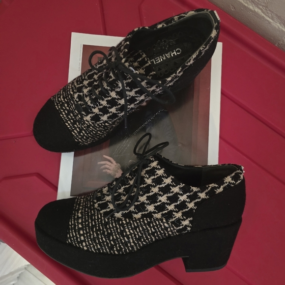 SOLD 💔 Chanel Tweed Lace Up Platform Oxford Shoes - Picture 7 of 17